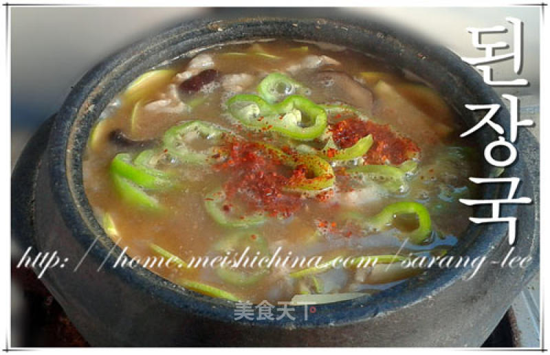 "大酱汤(),是由朝鲜大酱(/)调味熬煮的传统汤食,也是每个朝鲜族最离