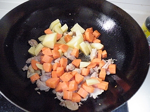 咖喱土豆鸡肉饭的做法步骤：4