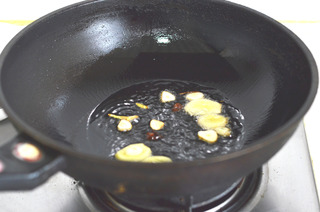 湯濃肉香的火鍋更好吃-----豬排火鍋的做法步驟：2