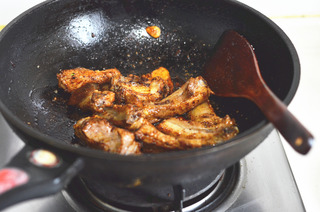 湯濃肉香的火鍋更好吃-----豬排火鍋的做法步驟：4