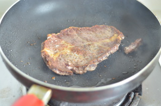 简单三步吃牛排--极简版黑椒牛排的做法步骤：6