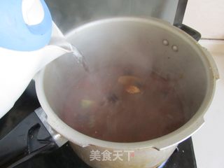 芋頭牛腩煲的做法步驟：6