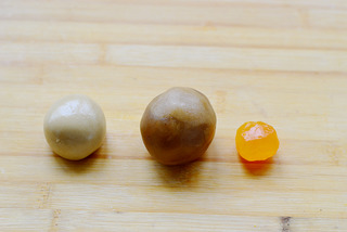 私家配方大公開——廣式蓮蓉蛋黃月餅的做法步驟：5