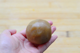 私家配方大公開——廣式蓮蓉蛋黃月餅的做法步驟：8