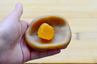 私家配方大公開——廣式蓮蓉蛋黃月餅的做法步驟：7