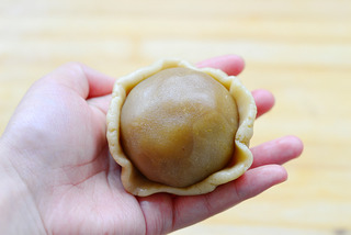 私家配方大公開——廣式蓮蓉蛋黃月餅的做法步驟：10