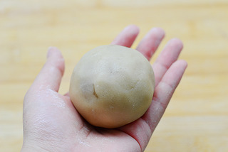 私家配方大公开——广式莲蓉蛋黄月饼的做法步骤：15