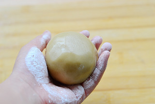 私家配方大公开——广式莲蓉蛋黄月饼的做法步骤：14