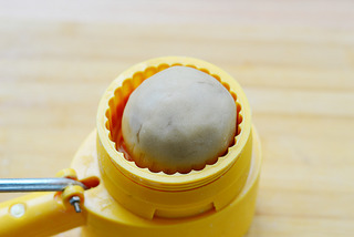 私家配方大公开——广式莲蓉蛋黄月饼的做法步骤：16