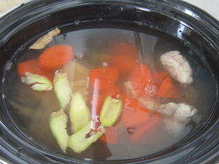 排骨蓮藕湯的做法步驟：8