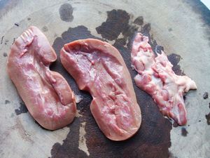 将猪腰子撕去皮膜一剖为两半,割除肾上腺,然后洗净先用斜刀法将猪腰