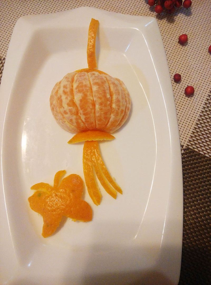 最简单的水果摆盘----桔子灯笼的做法