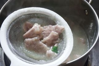 家宴上的五星菜【酸汤肉片】酸辣爽口下饭菜的做法步骤：6