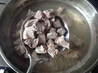 小土豆烧肉的做法步骤：2