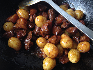 小土豆烧肉的做法步骤：16