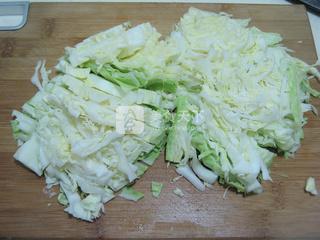 圆白菜炒豆皮的做法步骤：2