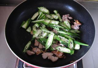 秋葵炒肉片的做法步骤：6