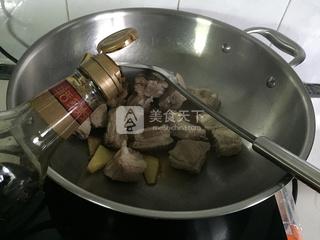 茶樹菇土豆排骨煲的做法步驟：3