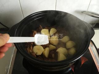 茶樹菇土豆排骨煲的做法步驟：7