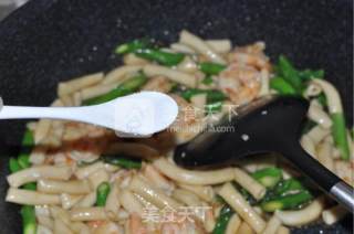 鮮蝦蘆筍空心麵的做法步驟：9