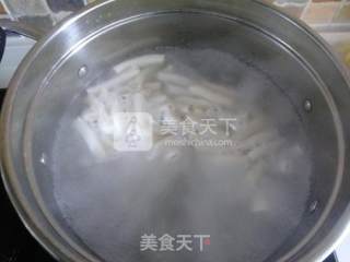 鲜虾芦笋空心面的做法步骤：2