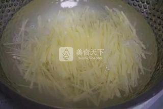炝拌土豆丝的做法步骤：1