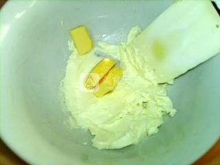 白巧輕乳酪小蛋糕的做法步驟：2