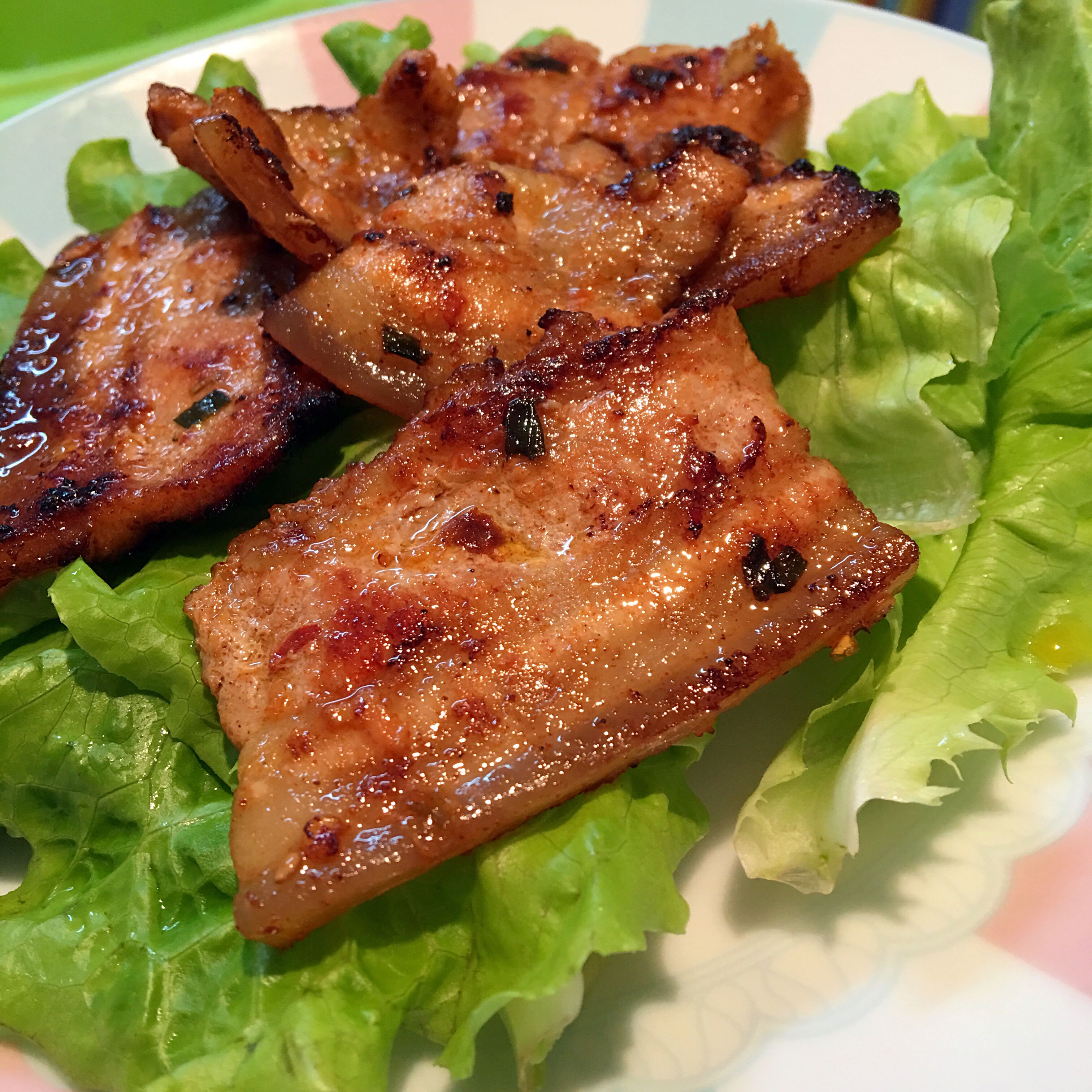 食材明细 五花肉 生菜 盐 韩式辣酱 泡菜汁 油 菜品口味:微辣 主要