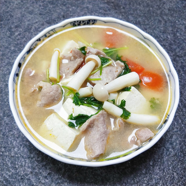 海鲜菇豆腐汤
