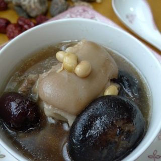 【香菇黄豆煲猪手】益气补脾健骨骼