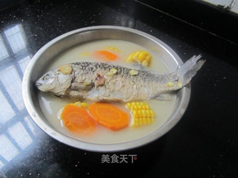 胡萝卜玉米鲫鱼汤的做法