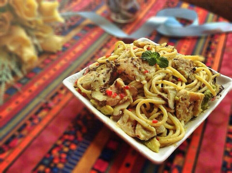 奶香牛油果酱鸡肉意面的做法