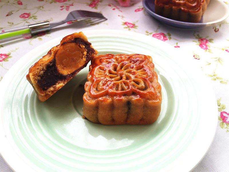 广式豆沙蛋黄月饼的做法