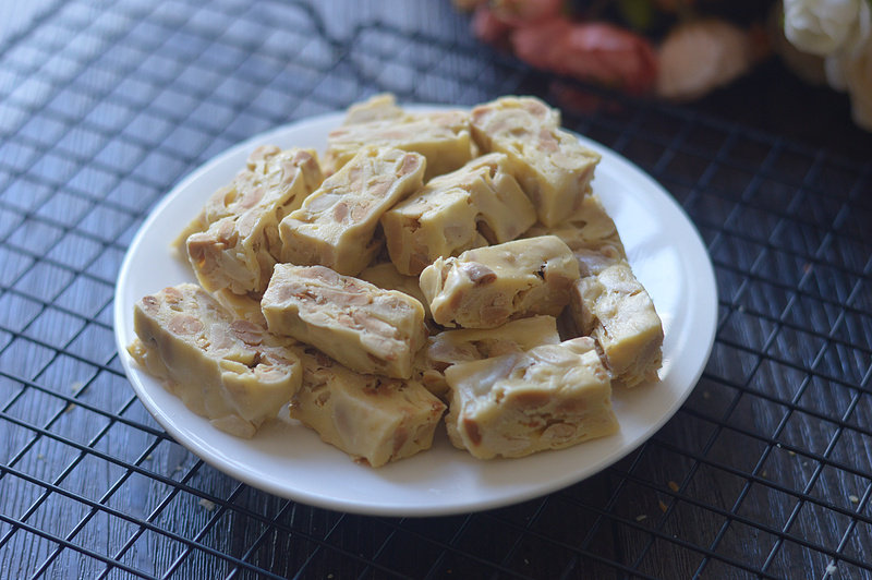 花生牛轧糖——电饭锅版牛轧糖的做法