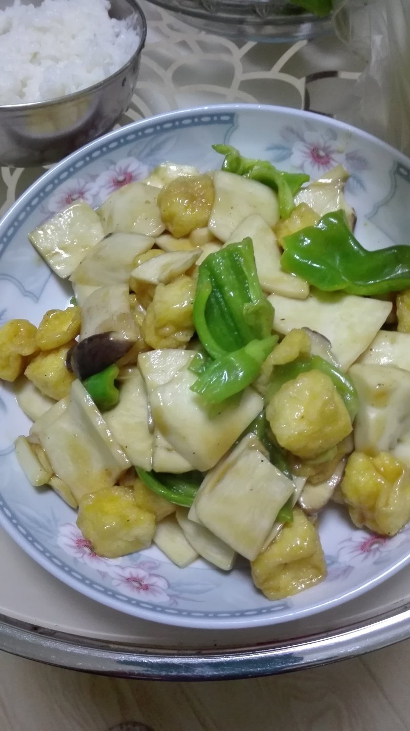 杏鲍菇炒豆腐泡的做法