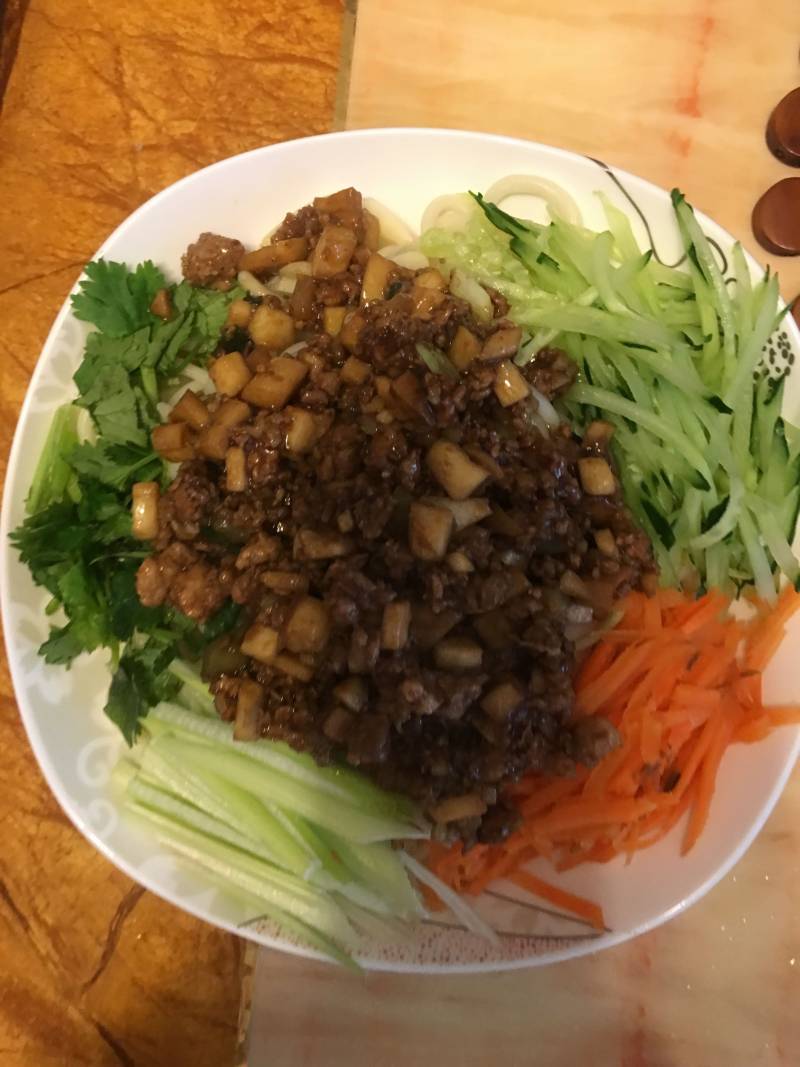 杏鲍菇肉酱面的做法