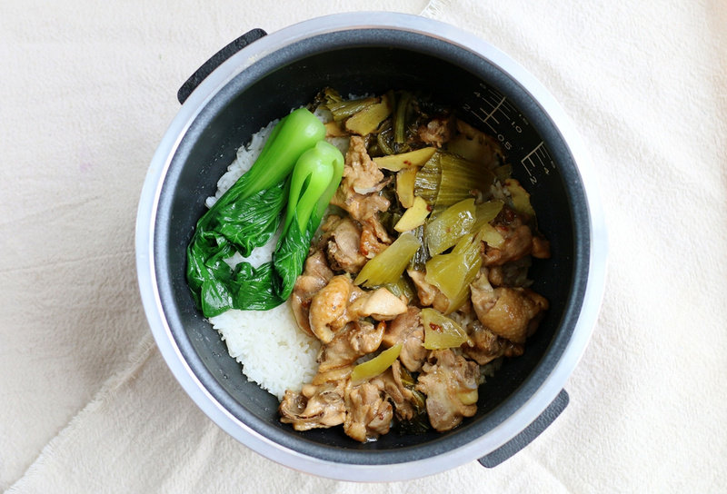 咸菜鸡肉煲仔饭电饭煲轻松做的做法