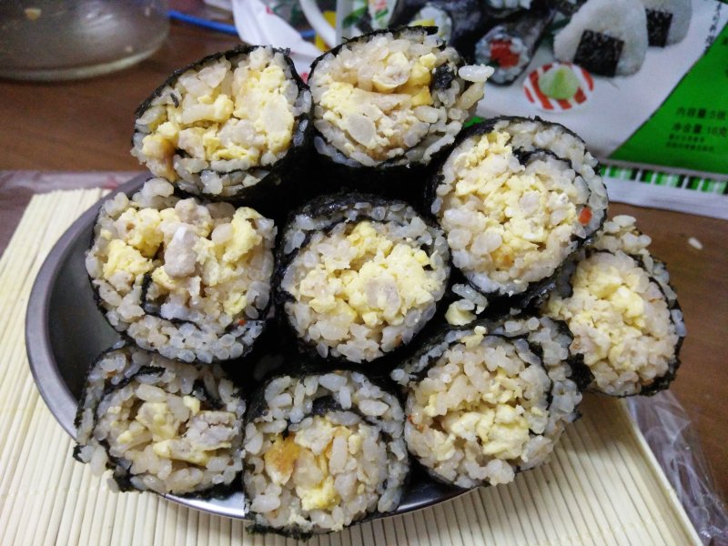 电饭煲鸡蛋肉饼紫菜包饭的做法