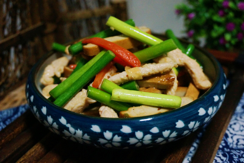 鸡丝蒜薹炒豆干的做法