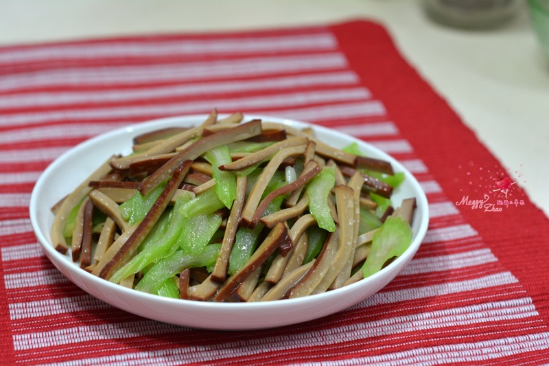 【北京】鸡蛋干炒芹菜的做法