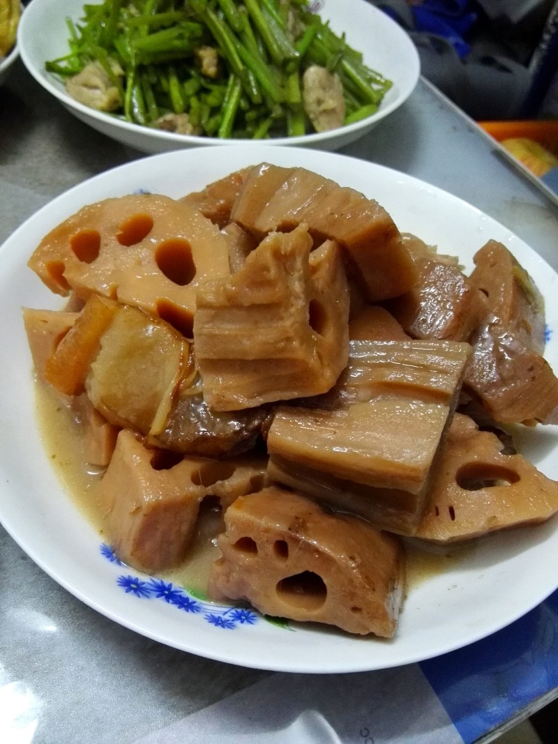 广式腊肉焖莲藕的做法