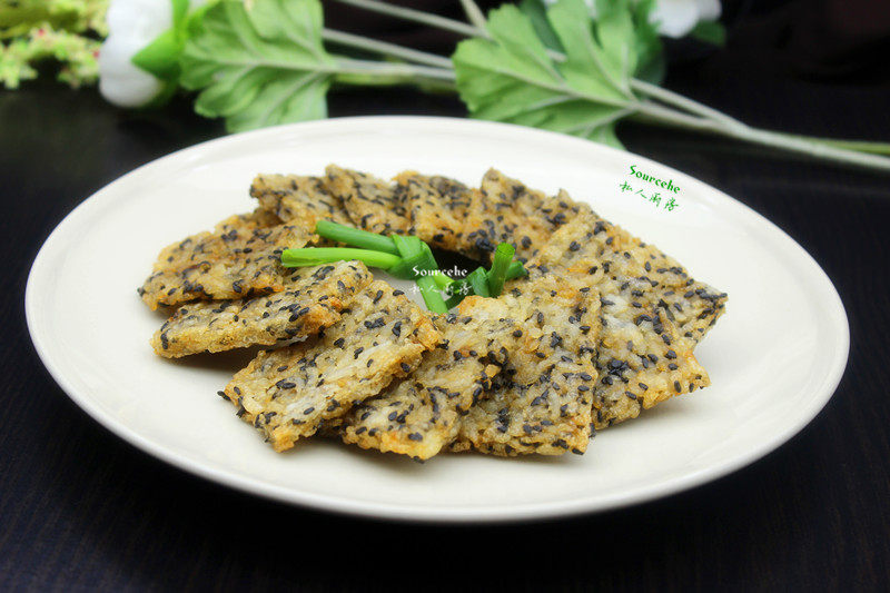 剩饭变零食，芝麻米饭饼的做法