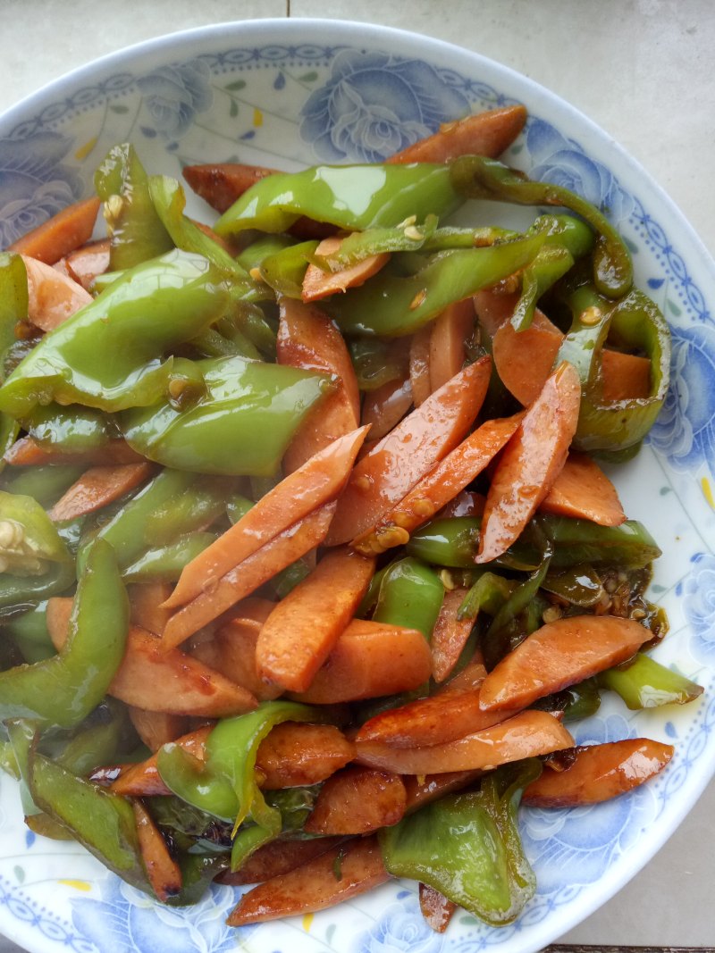 超级下饭的一道菜食材明细青椒炒火腿肠的做法步骤1火腿肠切片2辣椒