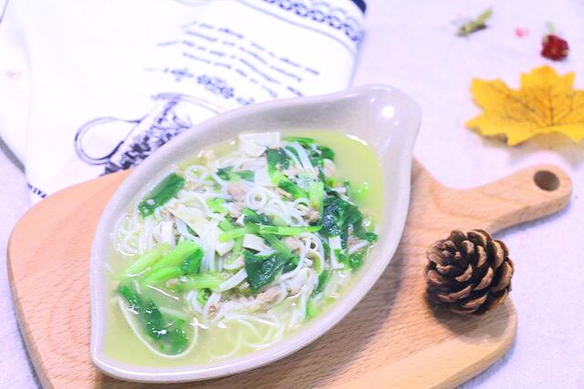 鸡汤面 宝宝营养辅食，鸡腿+小青菜+百叶丝的做法