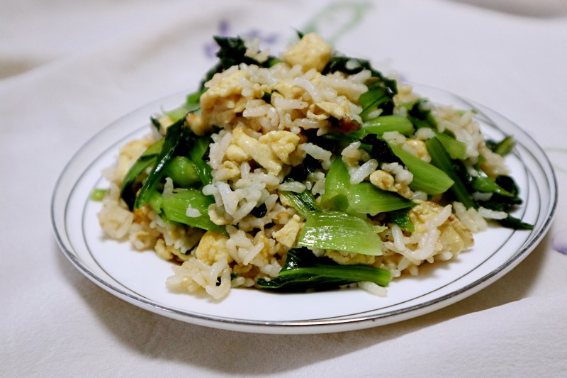 鸡蛋青菜炒饭的做法