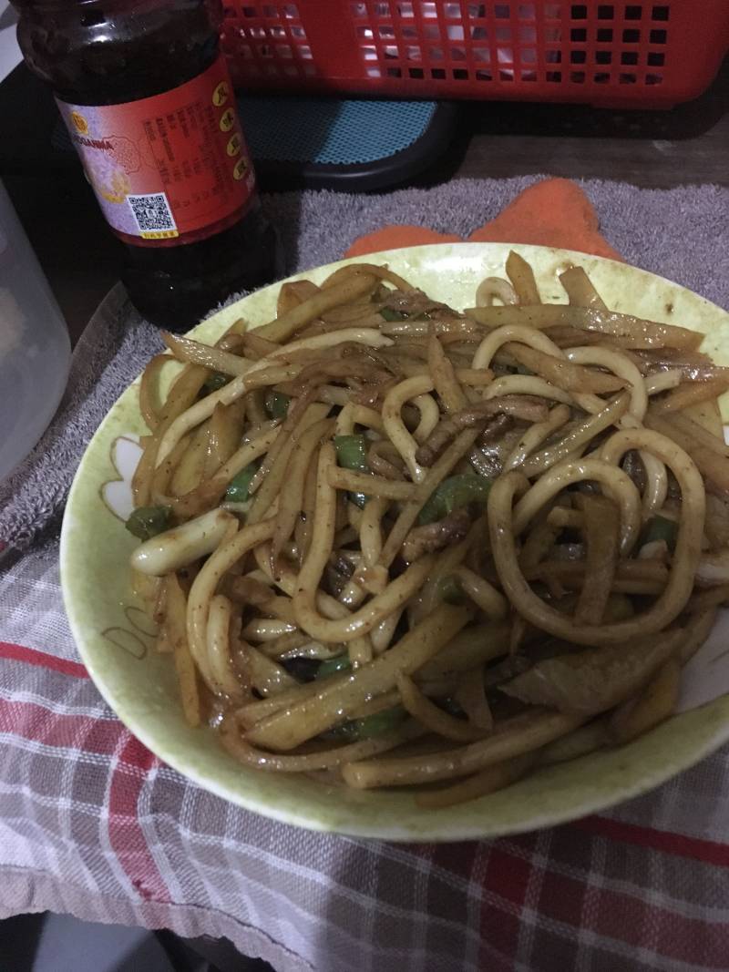 xo酱土豆肉丝炒面的做法