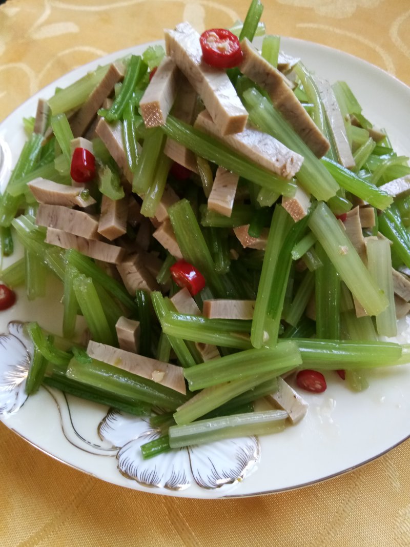 豆干拌香芹的做法