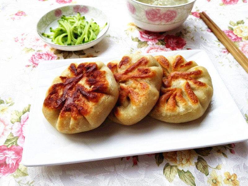 白菜猪肉虾仁馅饼的做法