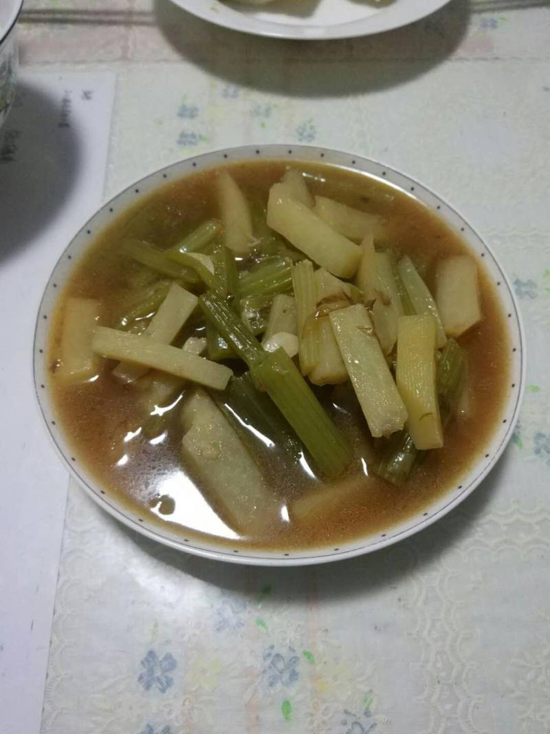 芹菜土豆条的做法