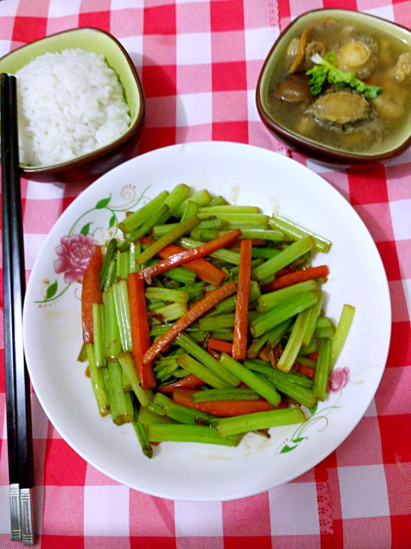 清炒芹菜胡萝卜的做法